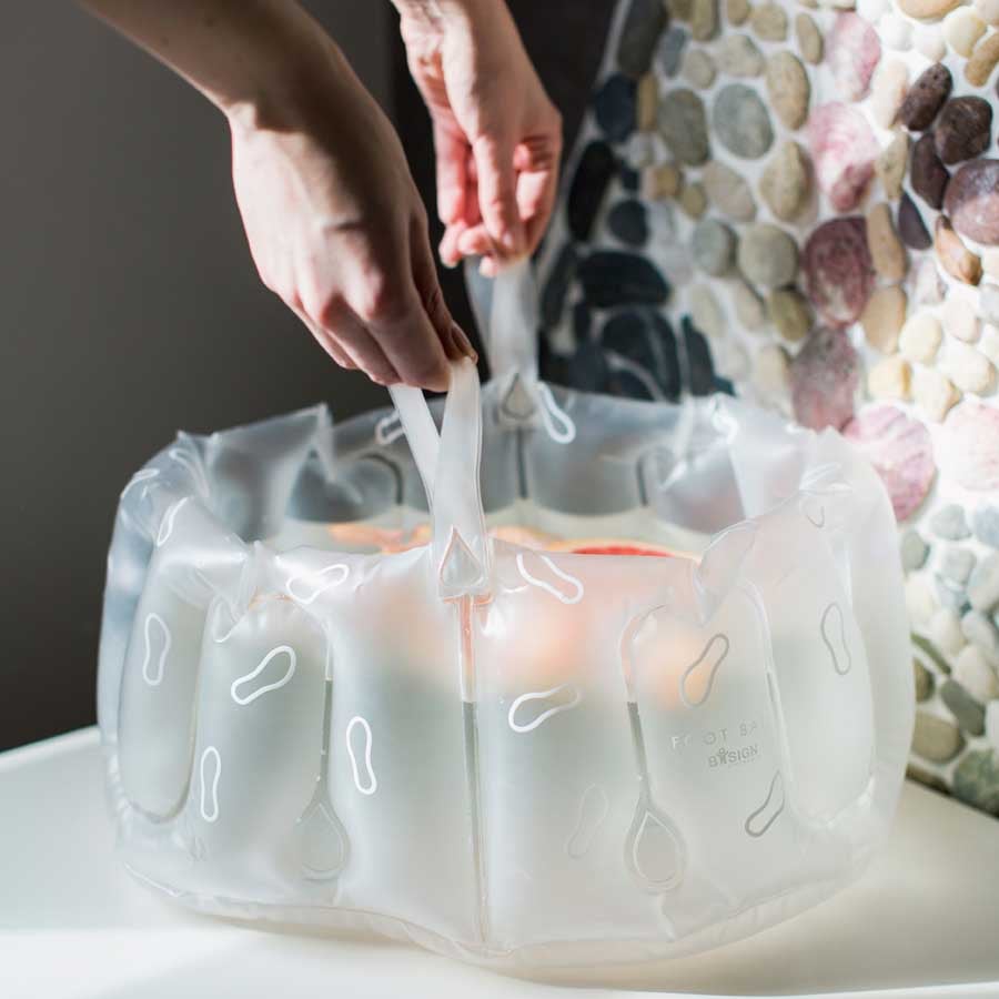 Uppblåsbart Fotbad med handtag - Frostvit.  26x38x20 cm. Återvunnen plast (vinyl, BPA fri) - 2