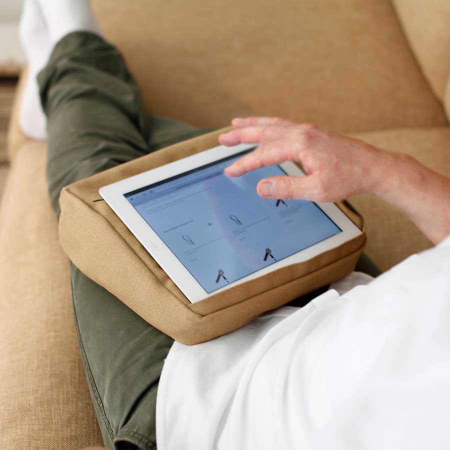 Tabletpillow 2 med förvaringsficka för iPad / tablet PC Khaki brun / Svart. Bomull