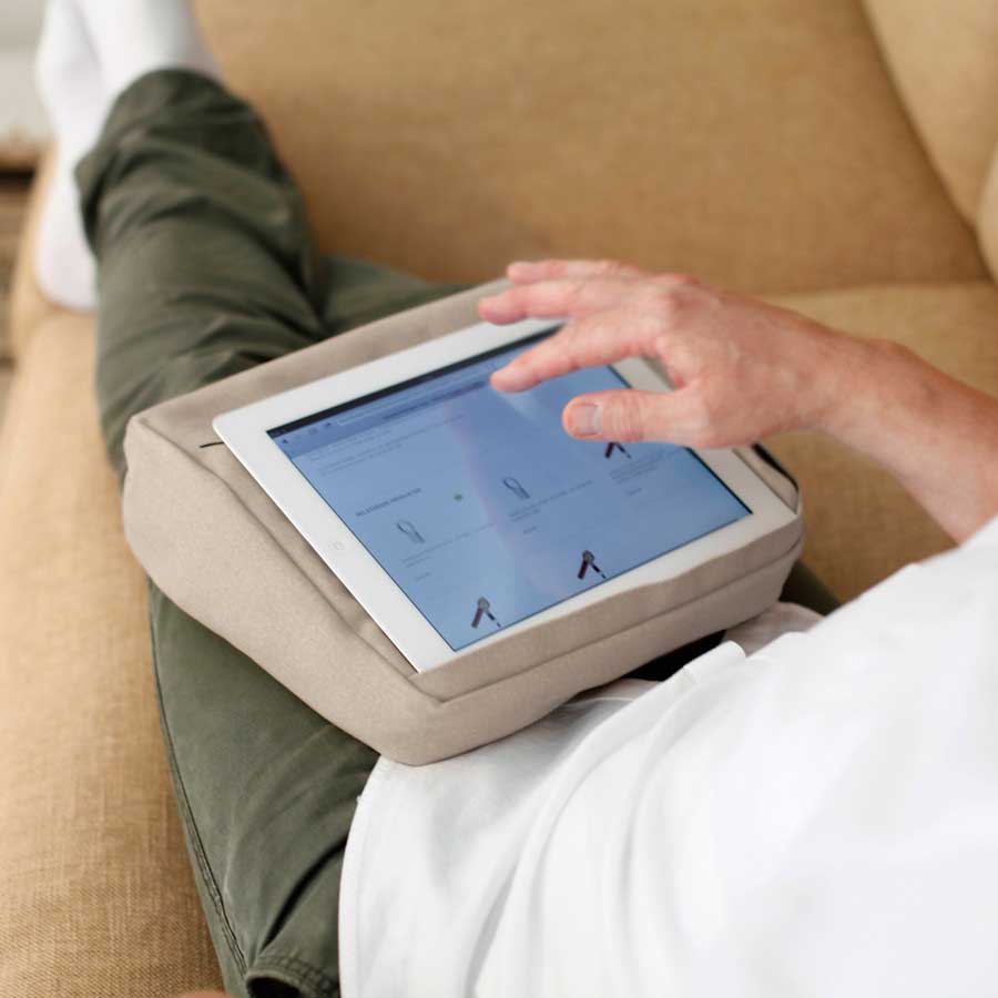 Tabletpillow 2 med förvaringsficka för iPad / tablet PC
Krämvit / Svart. Bomull