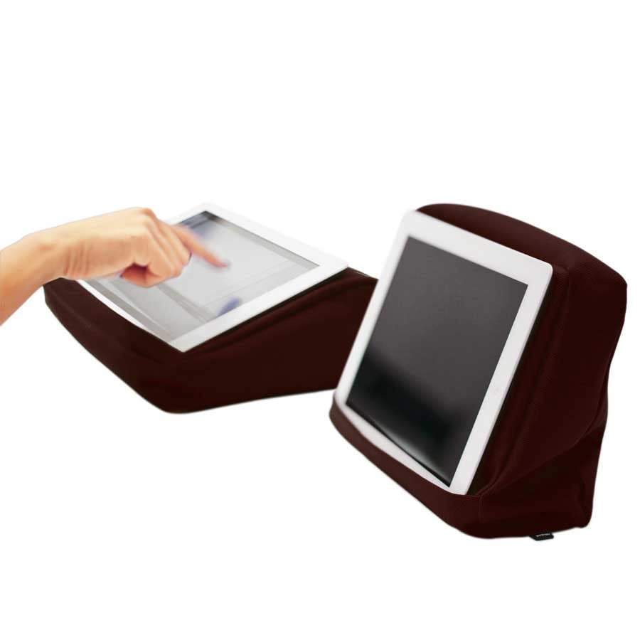 Tabletpillow Hitech 2 med förvaringsfickor för iPad / tablet PC 
Mörk Chokladbrun / Svart. Polyester